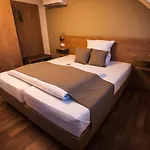 Отель & Restaurant Rizzelli Superior Нойштадт-ан-дер-Айш
